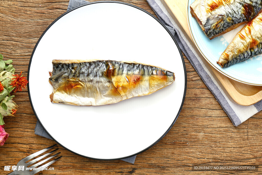 烤秋刀鱼摆放在白色盘上