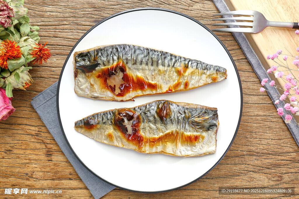 烤鲭鱼摆盘于木桌之上