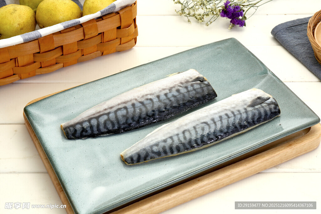 蓝盘上的两条新鲜秋刀鱼