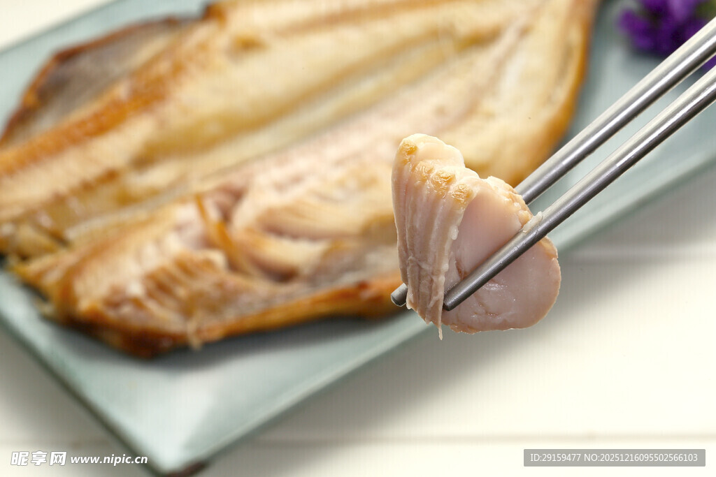 筷子夹起美味烤鱼肉