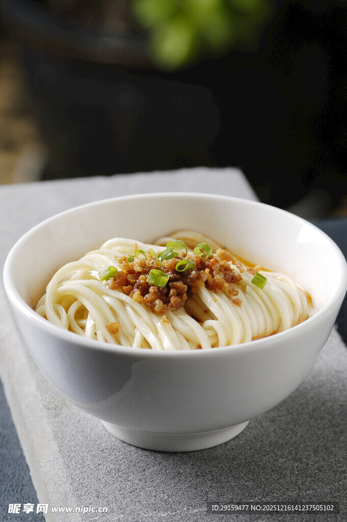 一碗美味的高汤面条