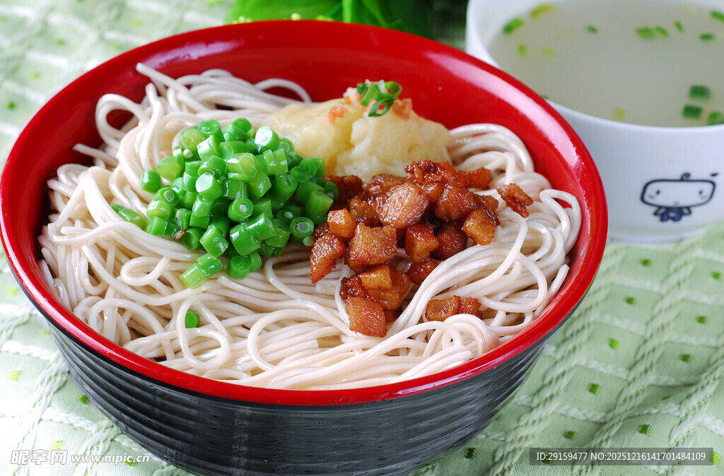 美味拌面配葱花与坚果
