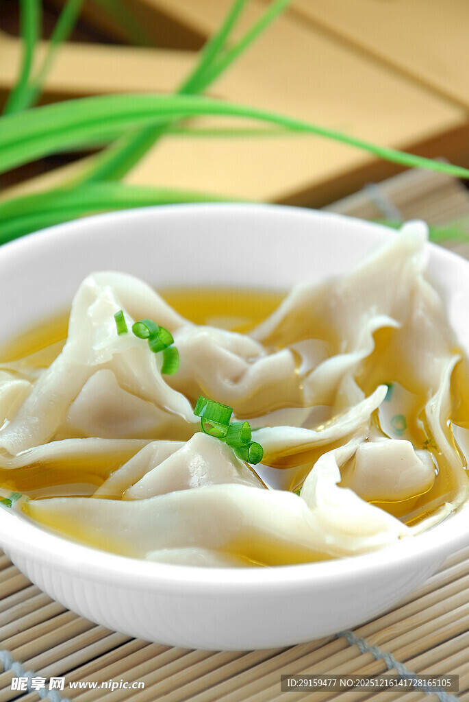 美味馄饨盛于白瓷碗中