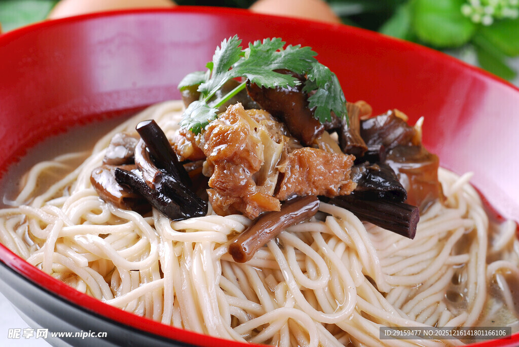 美味香菇肉丝面