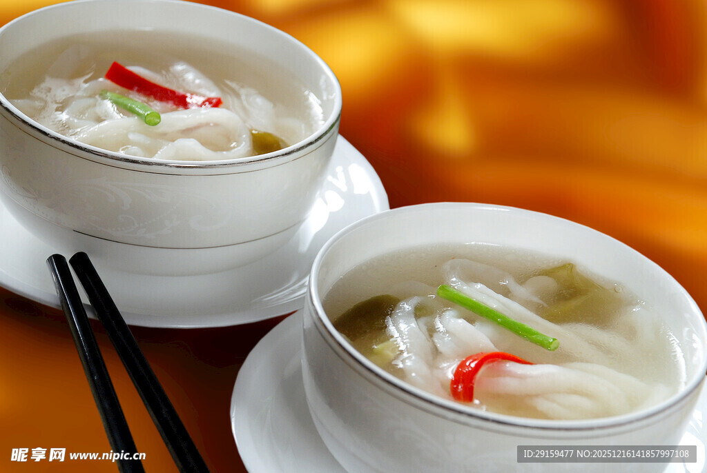 两碗美味馄饨