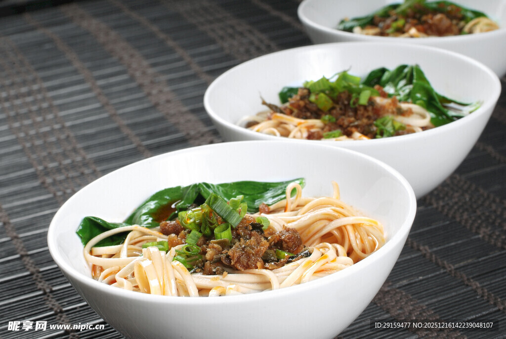 三碗美味面条摆放在桌
