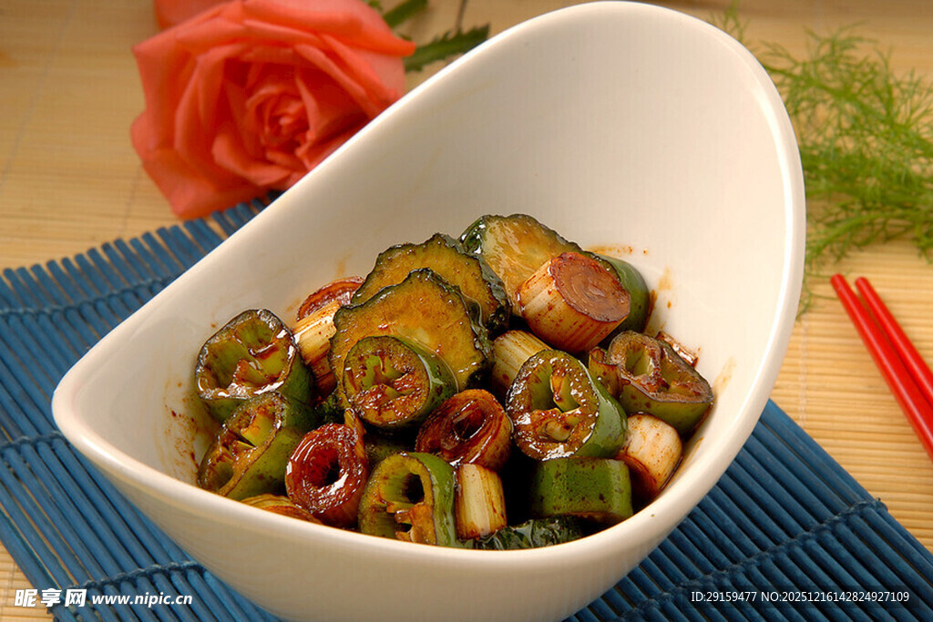 美味蔬菜沙拉摆于白碗中