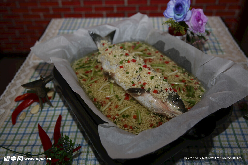 锡纸烤制的美味鱼肉料理