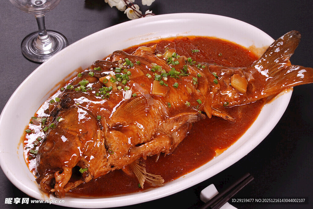 红烧美味鱼摆放在盘中