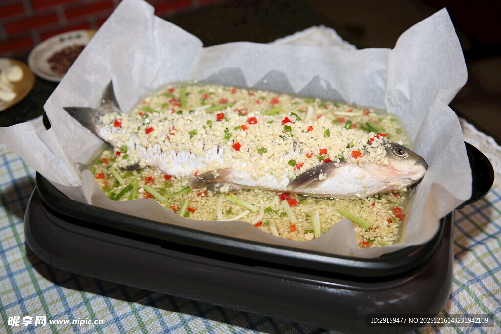 锡纸烤制的美味多彩鱼