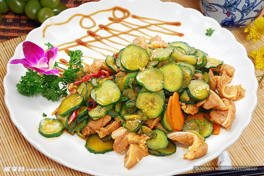 黄瓜炒鸡肉摆盘精致