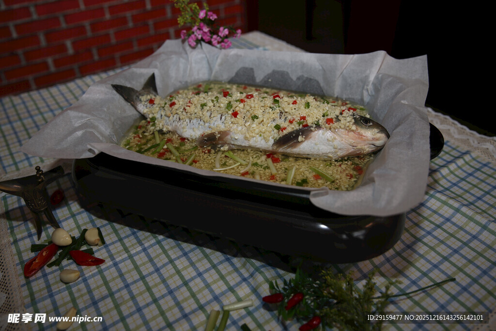 烤盘上的美味烤鱼