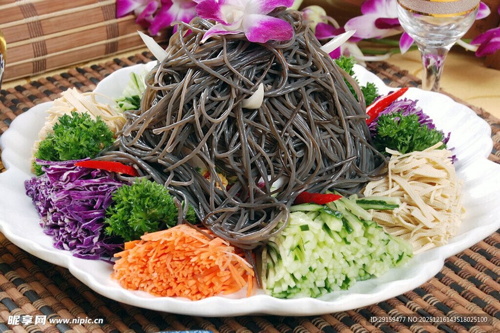 五彩凉拌蕨根粉