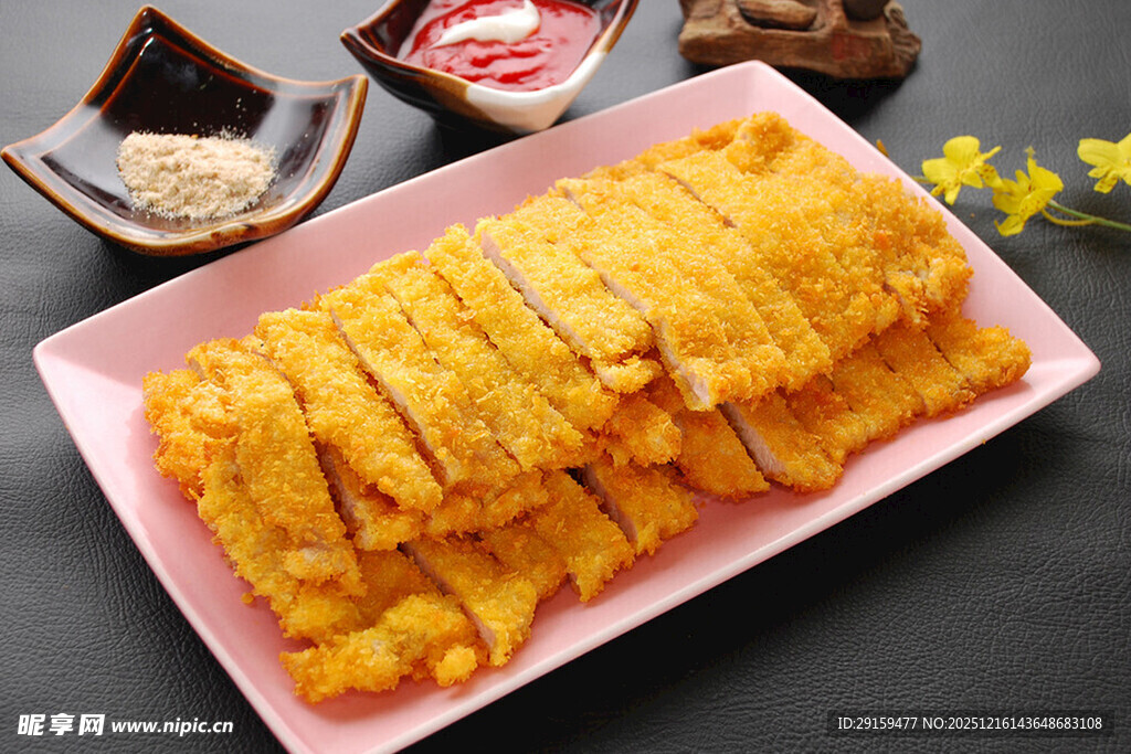 香酥炸鱼排摆放在粉色盘中