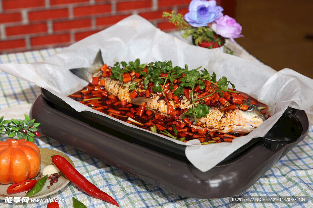香辣烤鱼摆放在餐桌之上