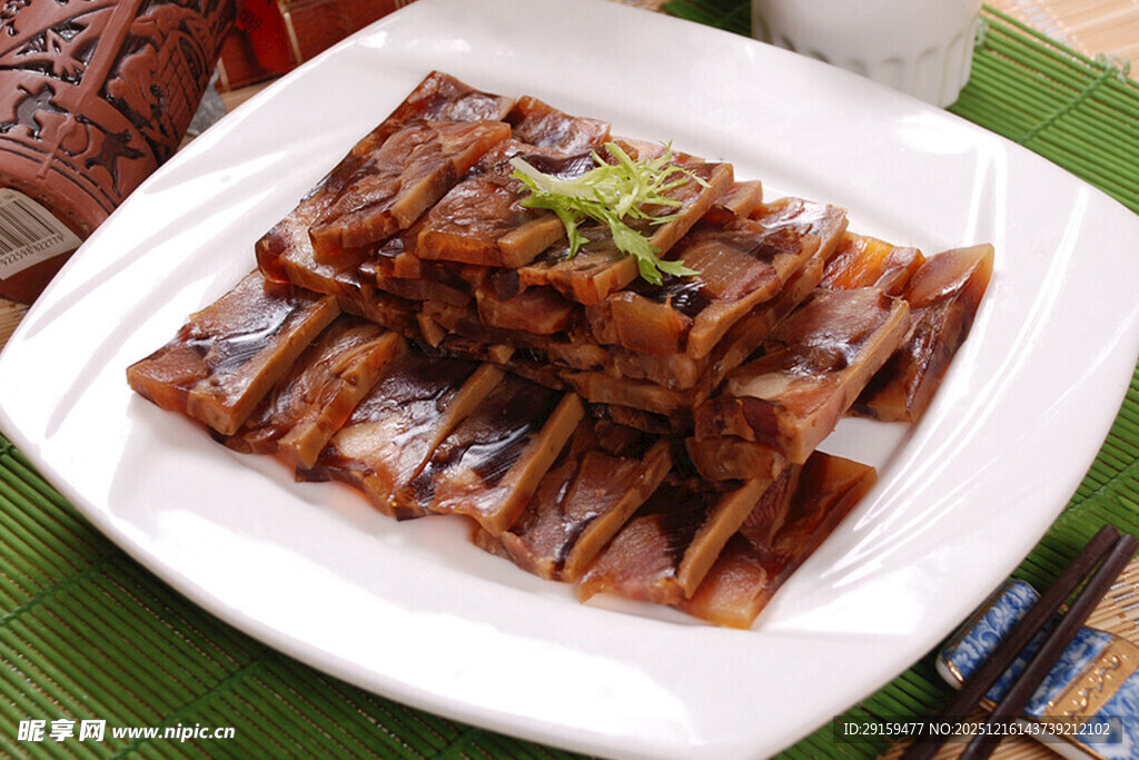 美味酱牛肉摆放在盘中