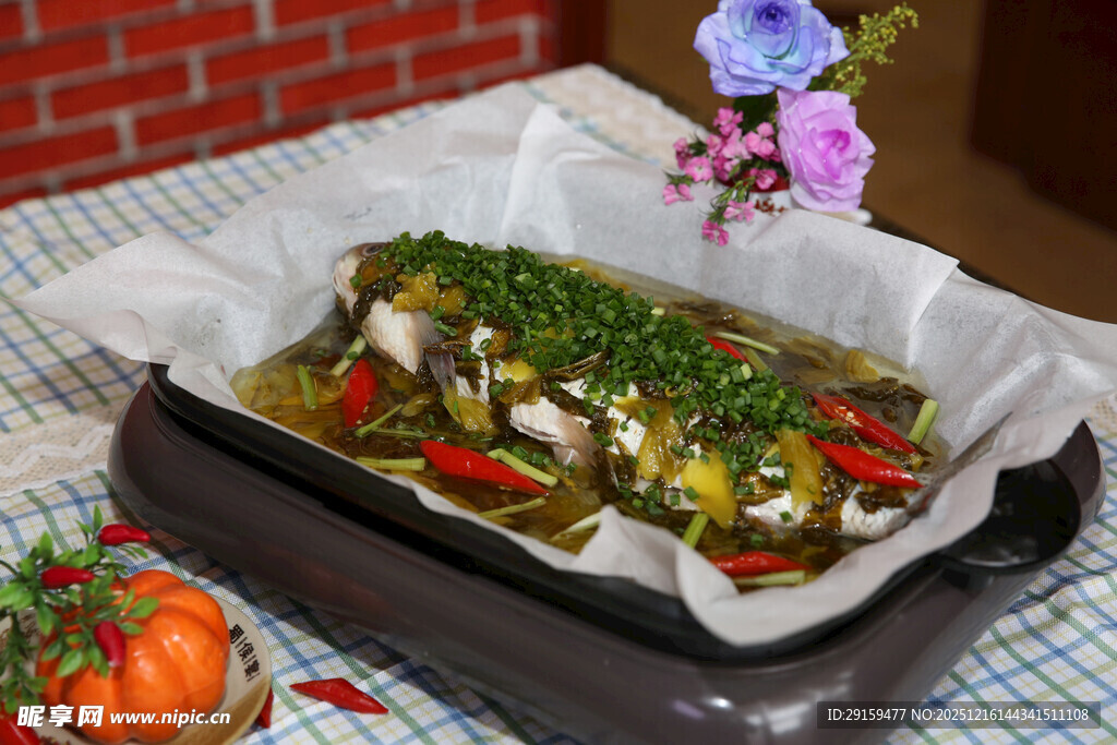 锡纸包裹的美味蔬菜烤鱼