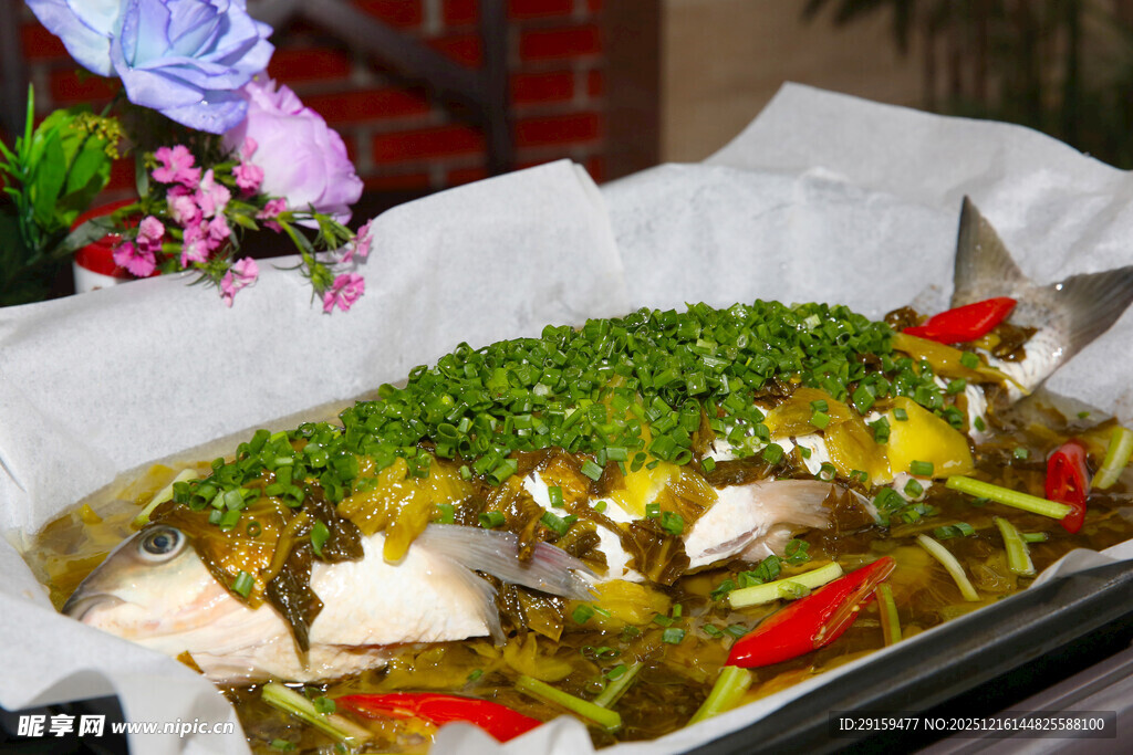 锡纸包裹的美味青椒烤鱼