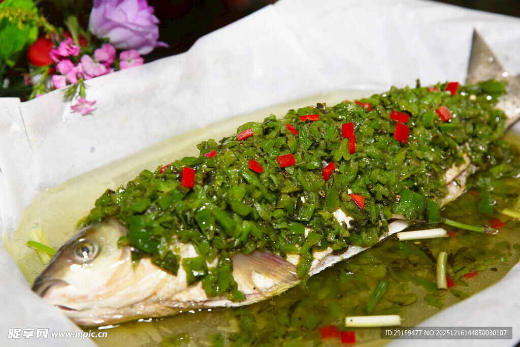 青椒覆盖的清蒸鲜鱼