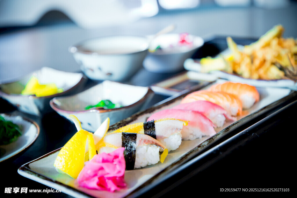 精致多样寿司拼盘