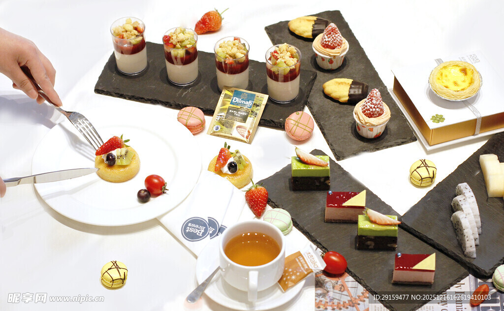 精致甜点与茶饮组合