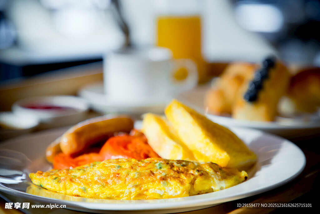 美味早餐盘上的丰富食物