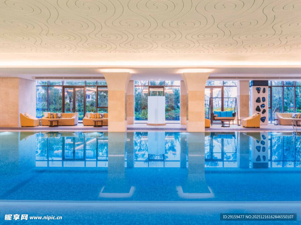 室内豪华泳池场景