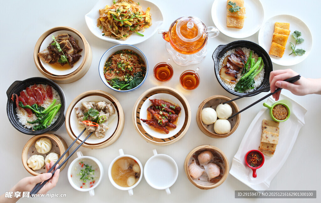 丰盛中式美食聚餐场景
