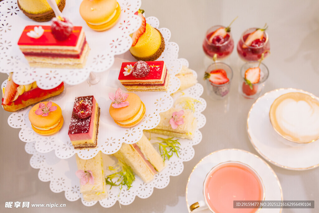 精致甜点组合与茶饮