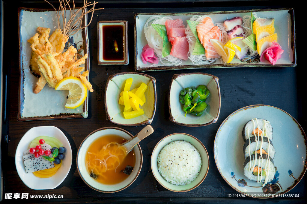 多样日式美食拼盘展示