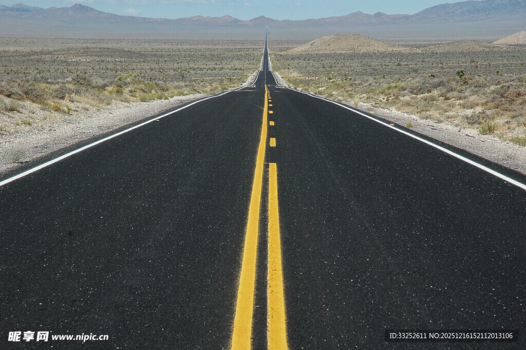 空旷公路延伸向远方