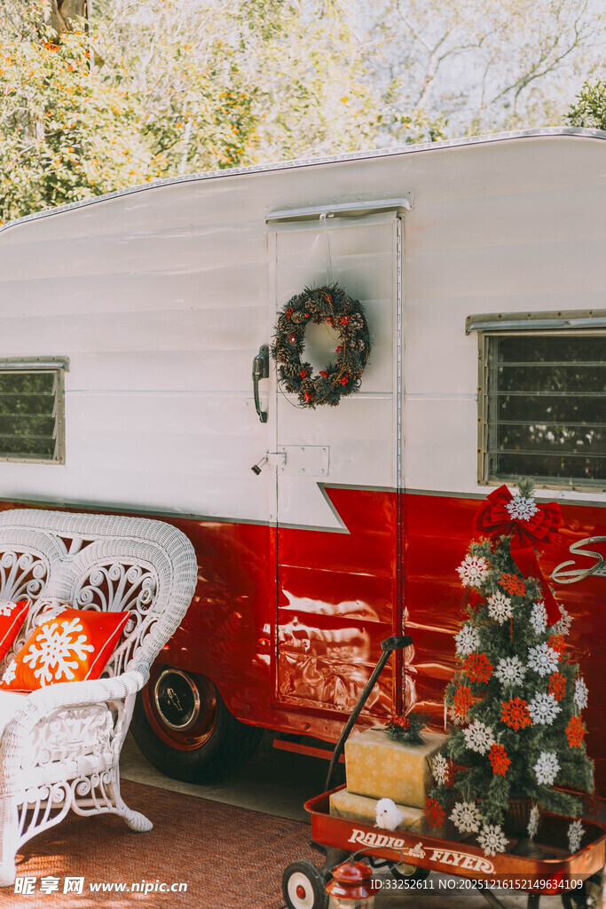 复古房车的圣诞温馨场景