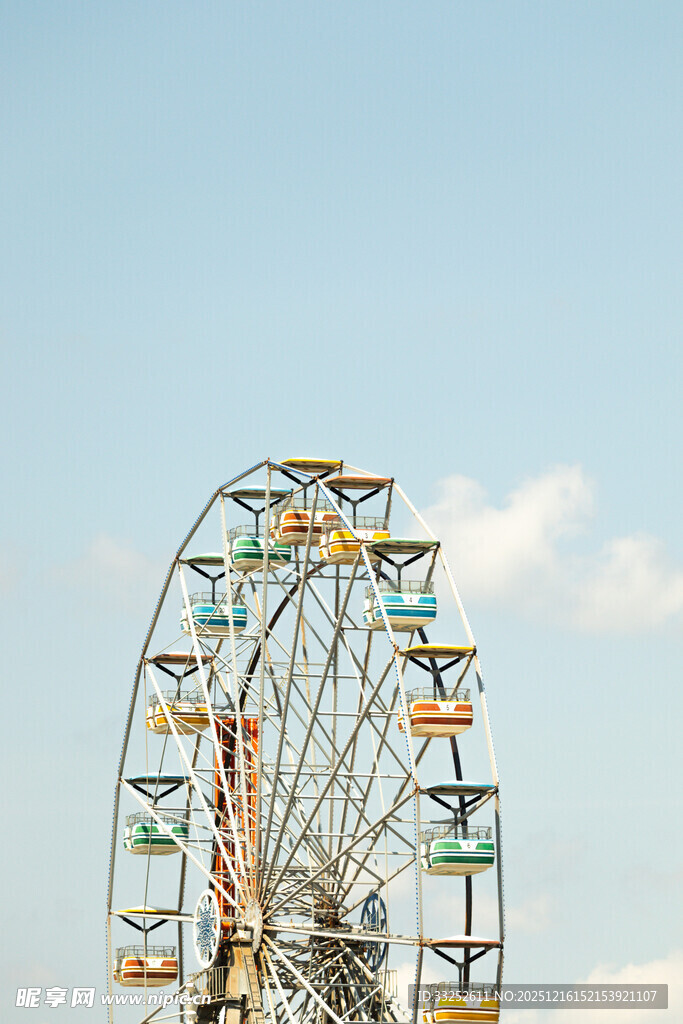 蓝天之下的多彩摩天轮