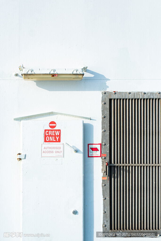 白色设备与金属屏组合