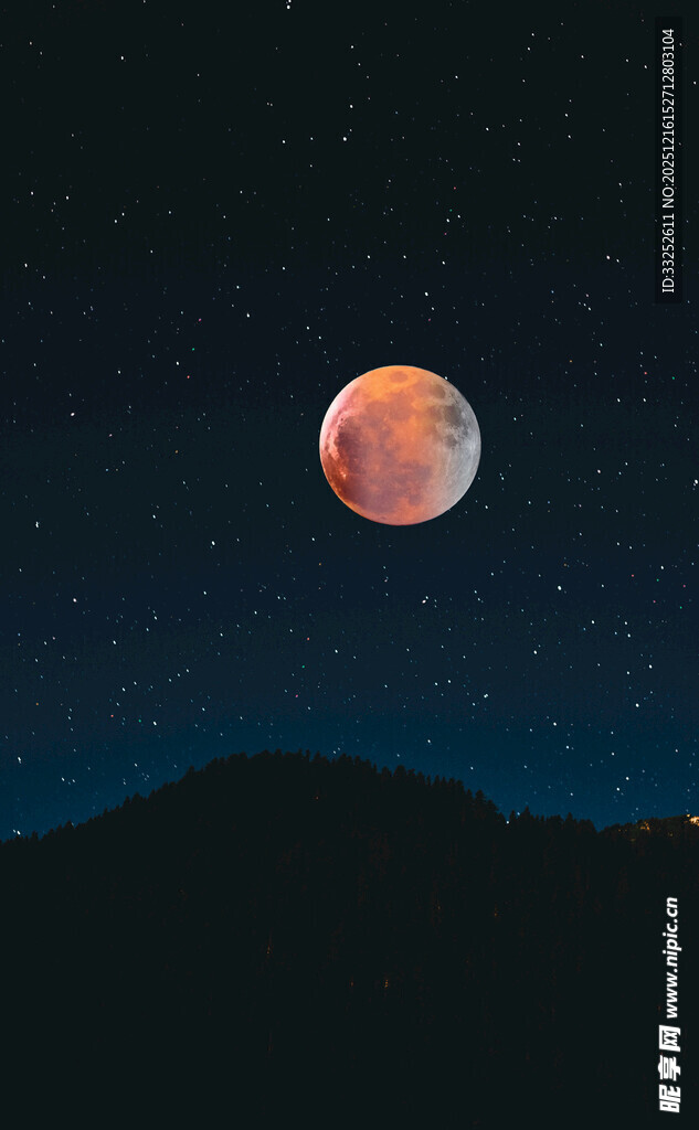 夜空下的红月与山峦