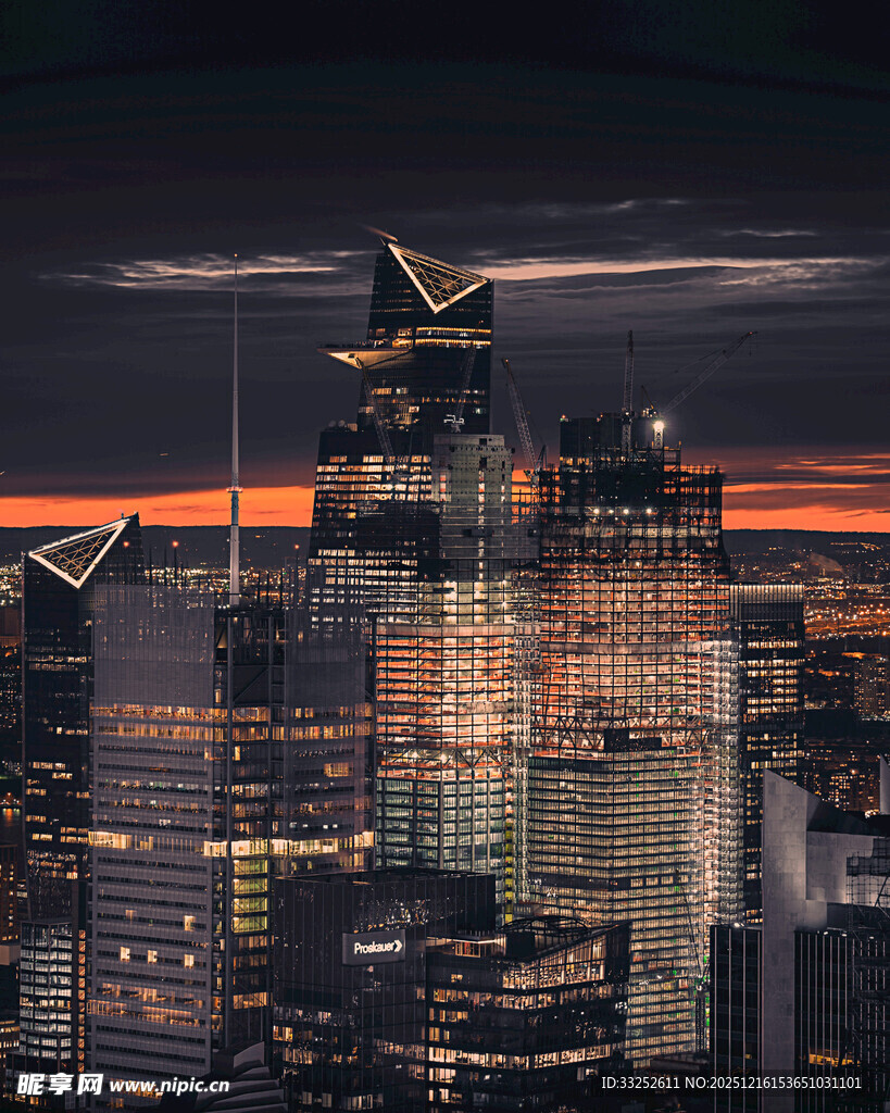 夜幕下的繁华都市景观