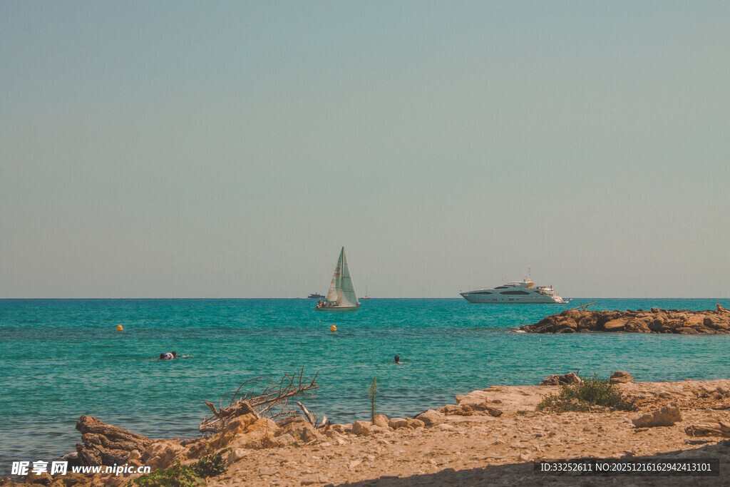 海边沙滩上的帆船美景