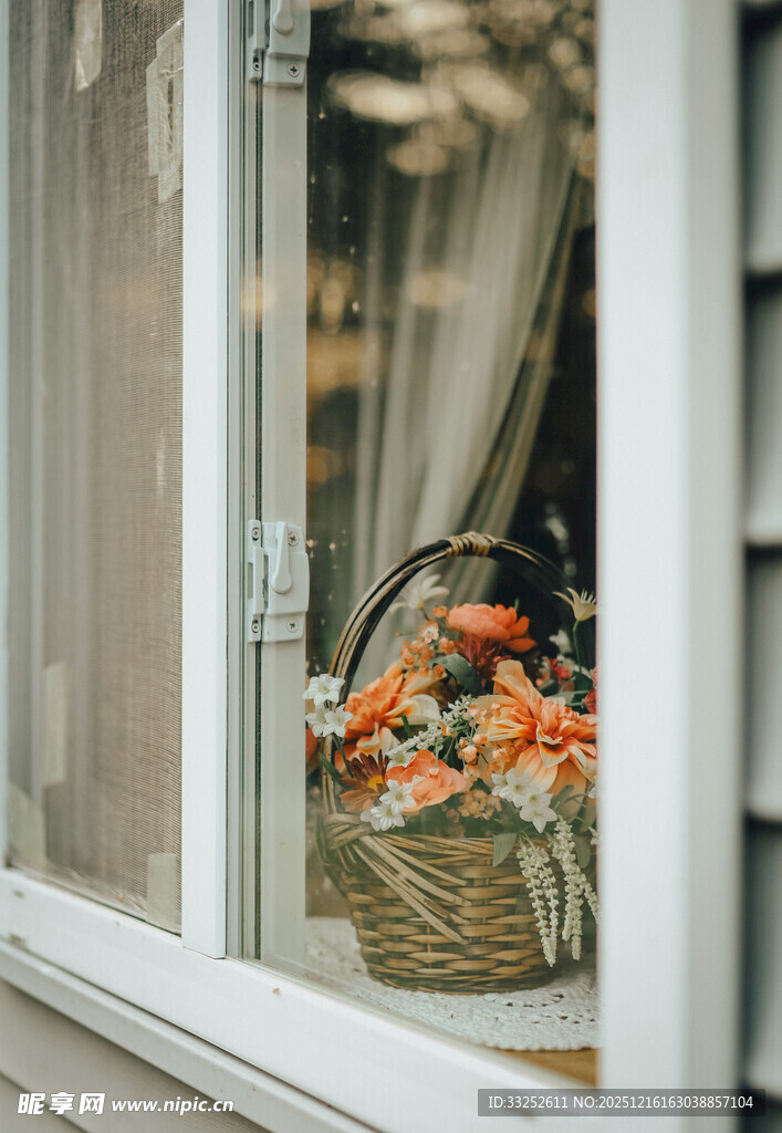 窗边花篮装点温馨角落
