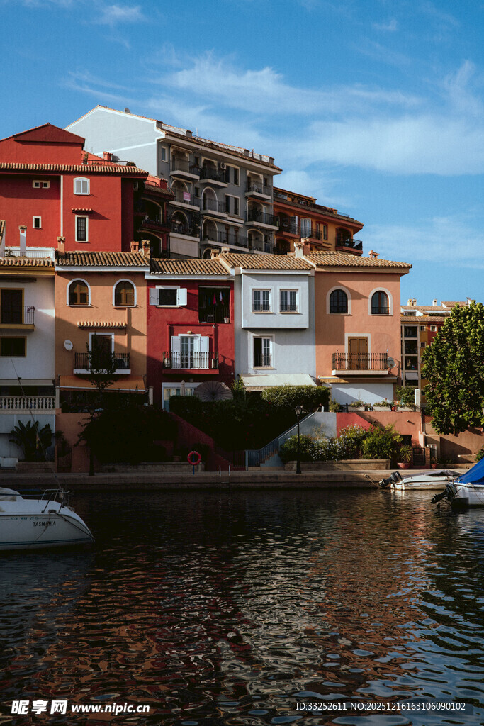 河畔多彩建筑风景
