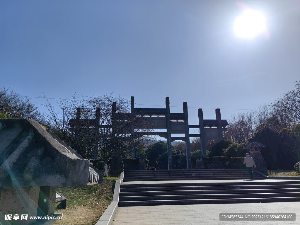 阳光下的中式牌坊景观