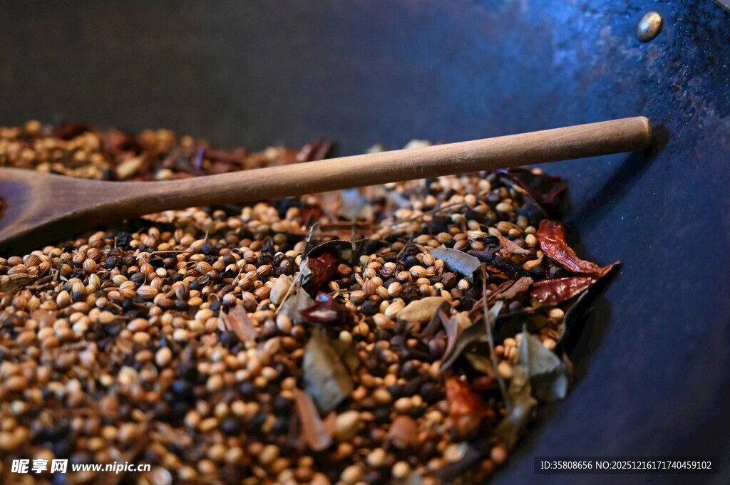 锅中翻炒的多样香料