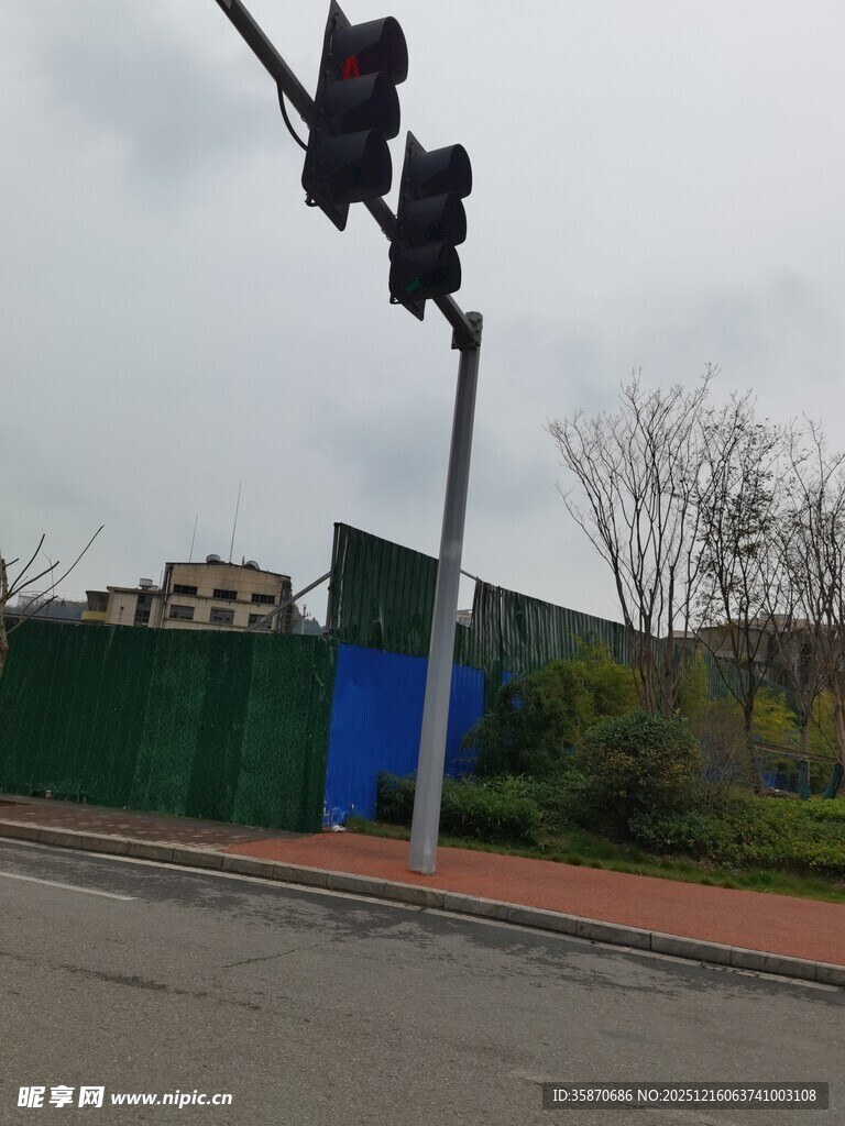 路边交通信号灯与周边景致