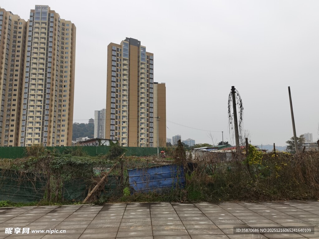 城市空地旁的高楼景观