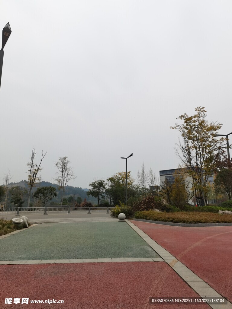 户外彩色运动场地景观