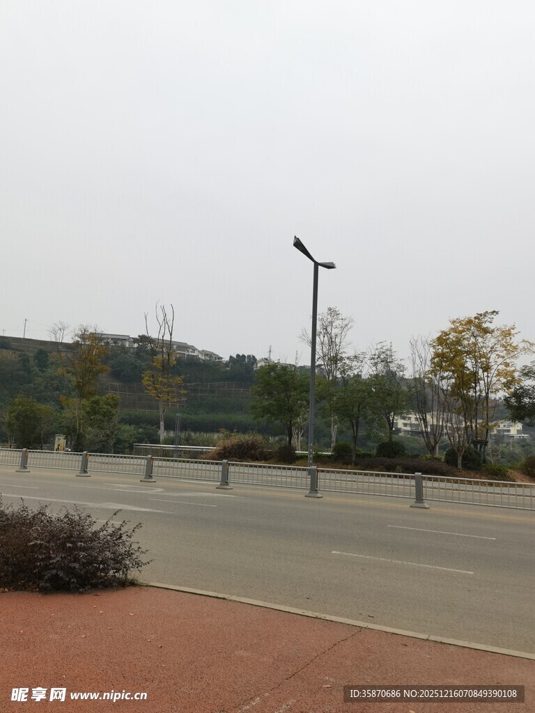 空旷户外道路及周边景观