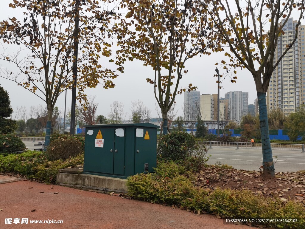 户外绿色箱式设备与城市景观
