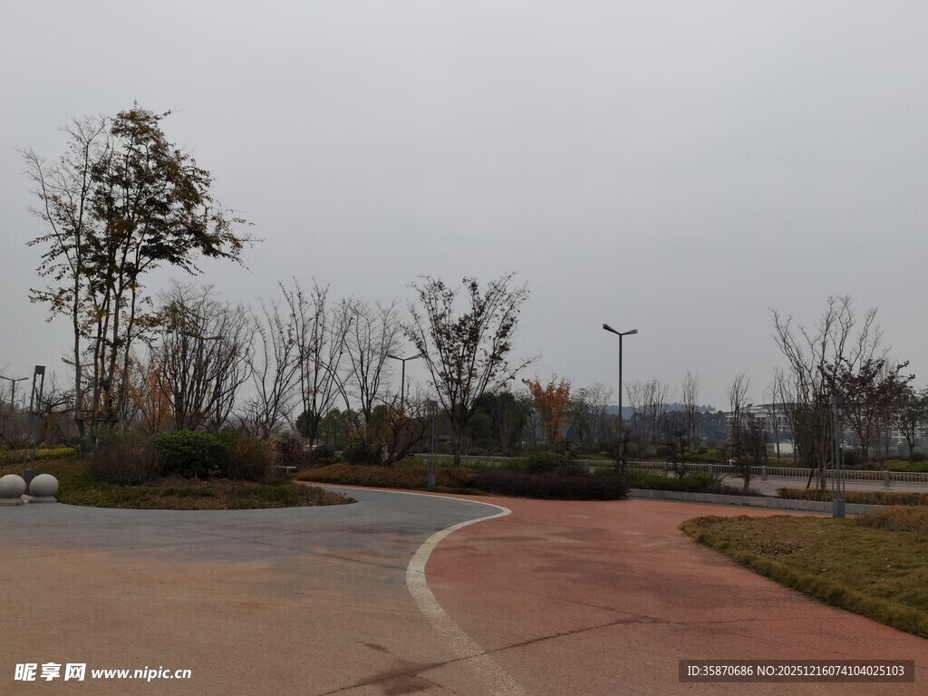 冬日城郊空旷道路景观