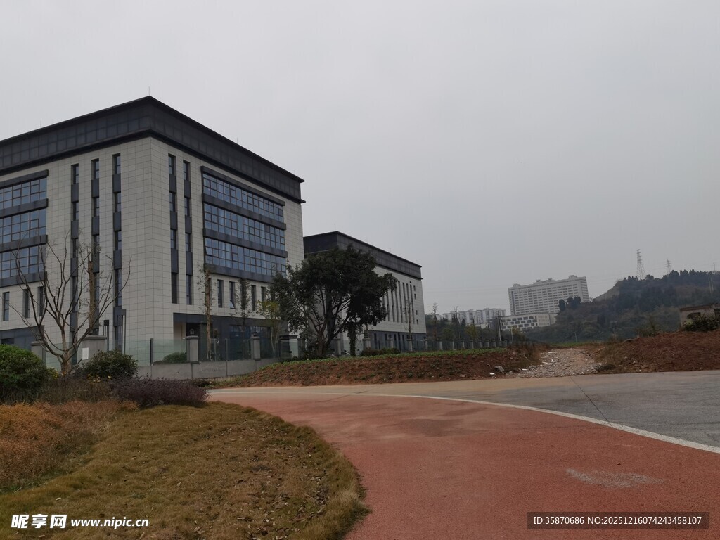 现代建筑旁的红色步道