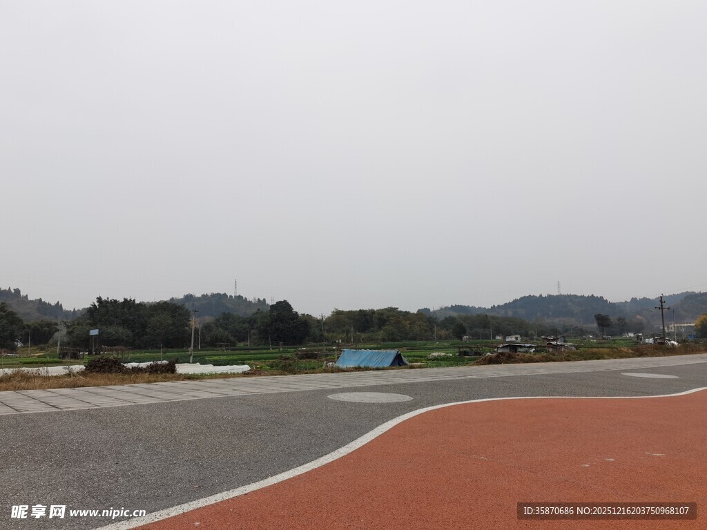 户外多彩跑道与自然景观