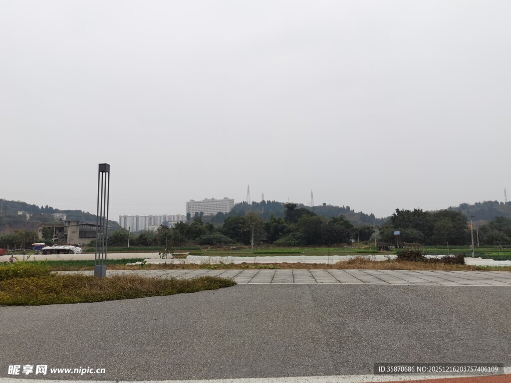 空旷道路与远处景物